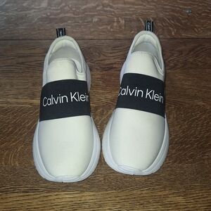 NWOB SZ 6 CALVIN KLEIN WHITE UZZA